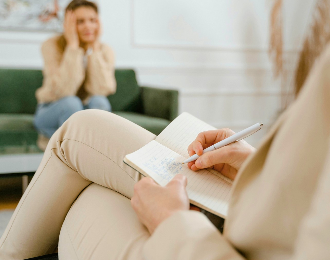 notowanie-w-notesie-podczas-konsultacji-psychologicznej